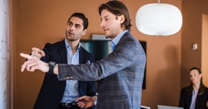 Oscar och Johan planerar organisationsförändring framför whiteboardtavla i Göteborg
