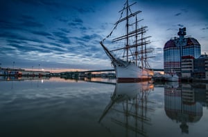 Vy över centrala Göteborgs hamn där läppstiftet syns i bakgrunden